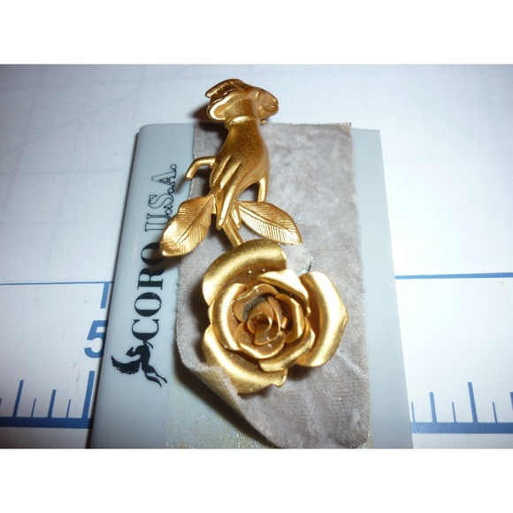Vintage New Coro USA Gold Tone Victorian Hand Holding Rose Brooch Pin 2.75" - Picture 3 of 7
